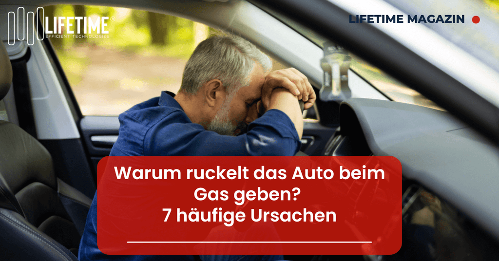 Trauriger Fahrer lehnt auf dem Lenkrad seines Autos
