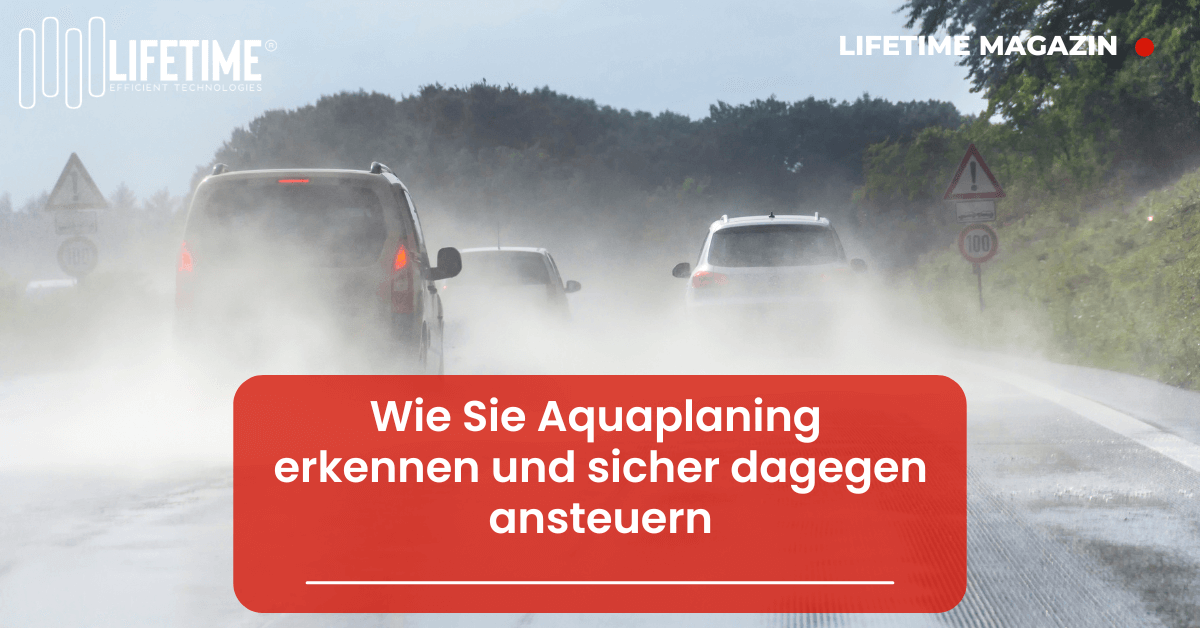 Autos fahren bei Regen auf der Autobahn