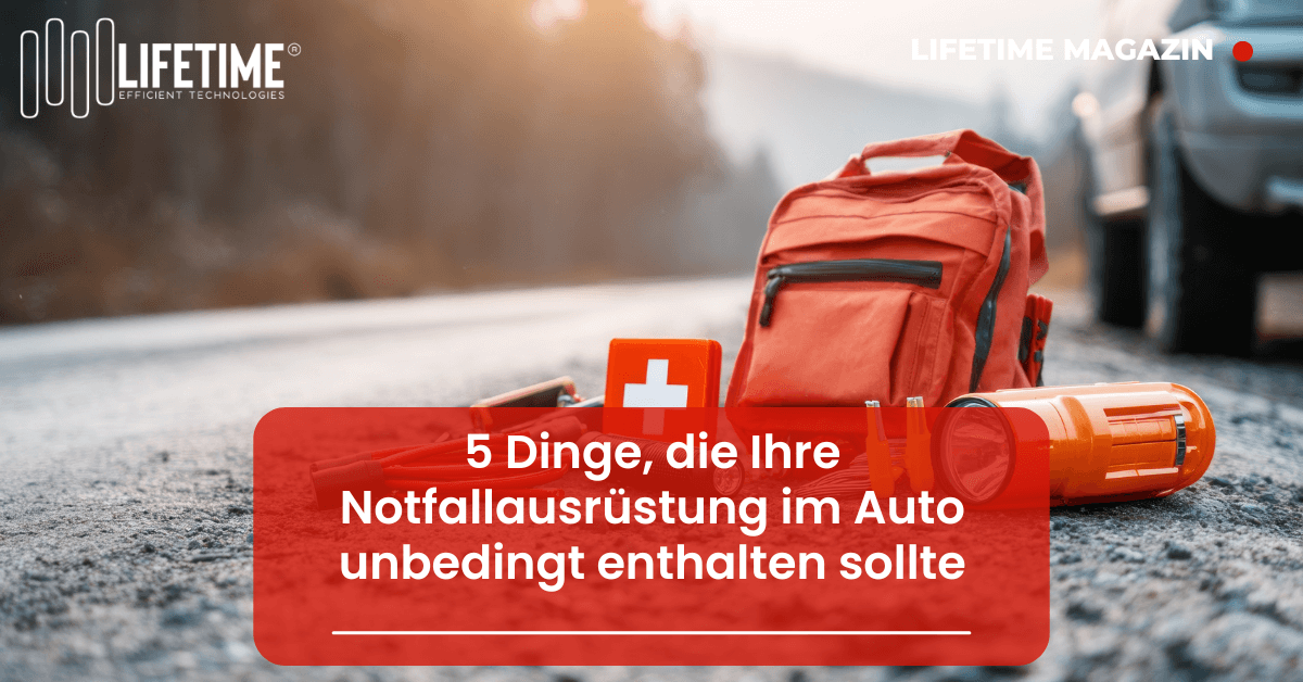 Verbandstasche & Taschenlampe stehen auf dem Seitenstreifen hinter einem Auto