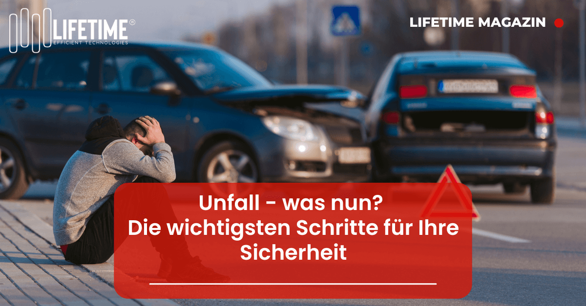 Mann sitzt nach einem Unfall auf dem Bordstein. Die Autos stehen auf der Straße