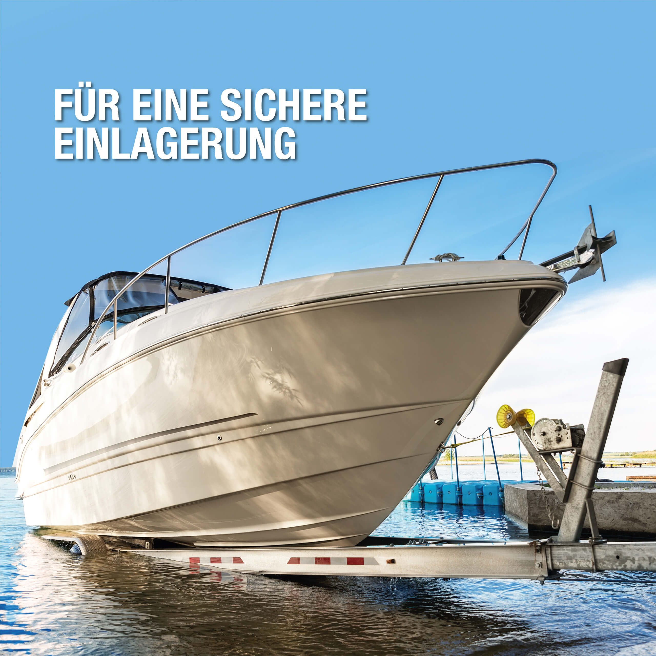 Eine große Motor-Yacht wird aus dem Wasser auf einen Transport-Trailer gezogen. Bild-Beschriftung: Für eine sichere Einlagerung. Ein Produktvorteil von Lifetime Marine Fuel Stabilizer Plus.