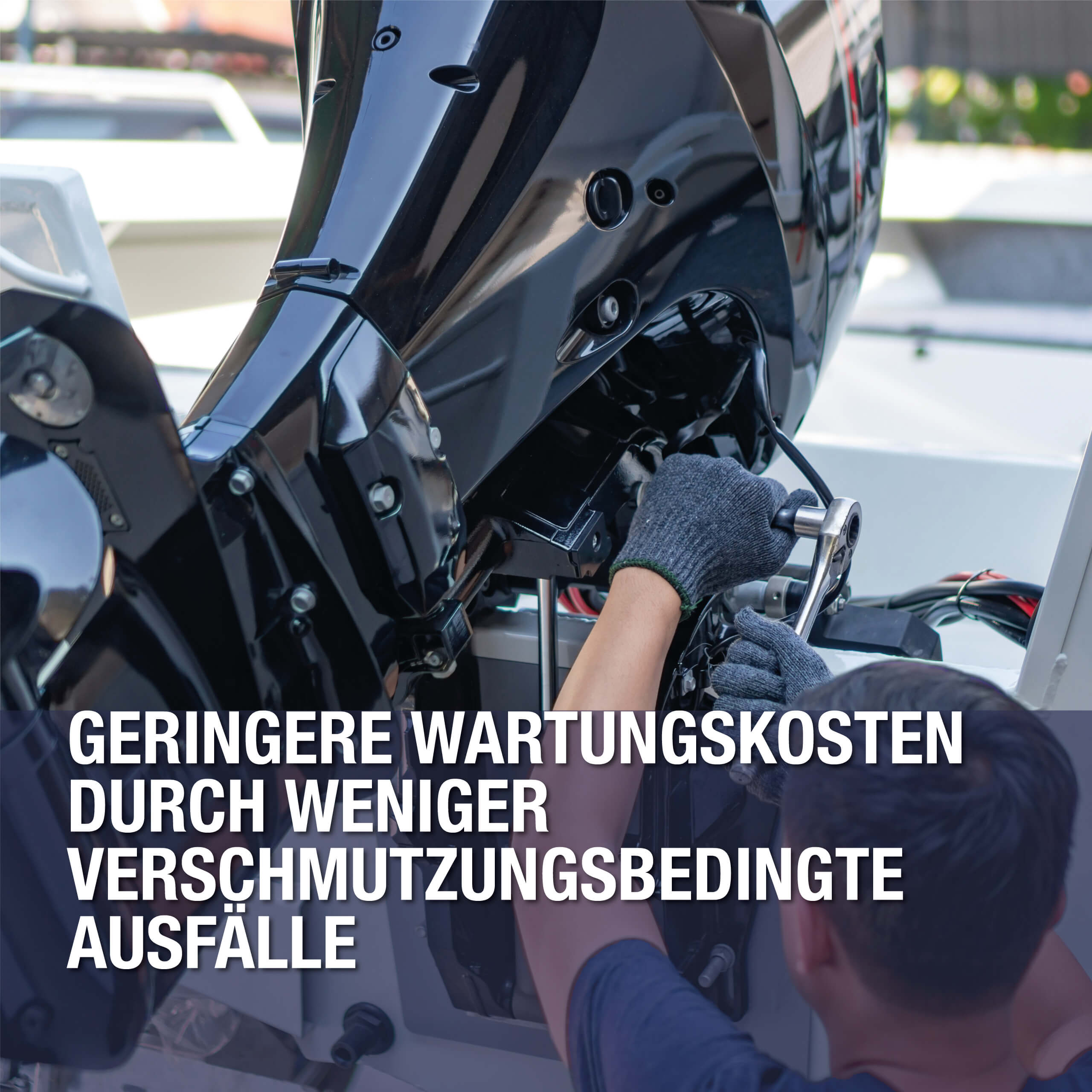 Ein Mann repariert den Bootsmotor. Bild-Beschriftung: Geringere Wartungskosten durch weniger verschmutzungsbedingte Ausfälle. Produktvorteile von Lifetime Marine Fuel Stabilizer