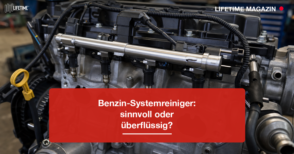 Einspritzleiste mit Injektoren an einem Benzinmotor in der Werkstatt – Benzin-Systemreiniger sinnvoll oder überflüssig