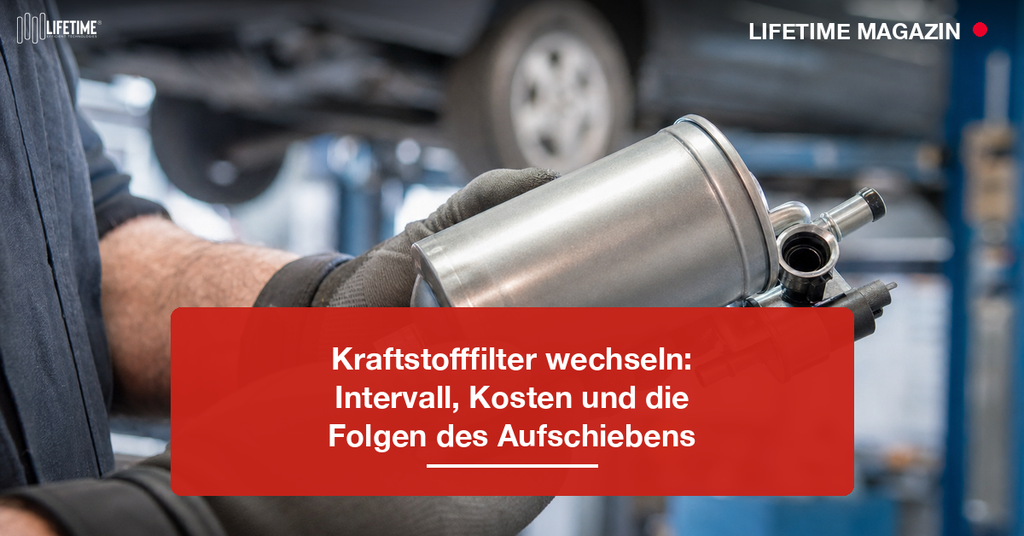 Kraftstofffilter wechseln: Mechaniker hält neuen Dieselfilter in der Werkstatt, Fahrzeug auf der Hebebühne – LIFETIME Magazin