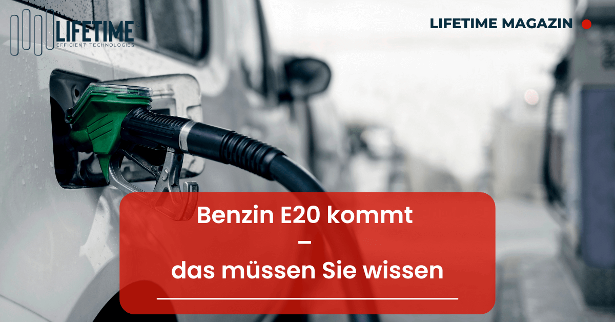 Weißes Auto wird mit E20 Benzin getankt