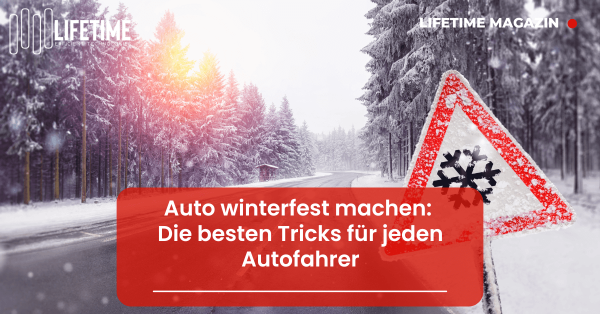 Verschneite Landstraße durch den Wald mit Warnsymbol vor Glätte
