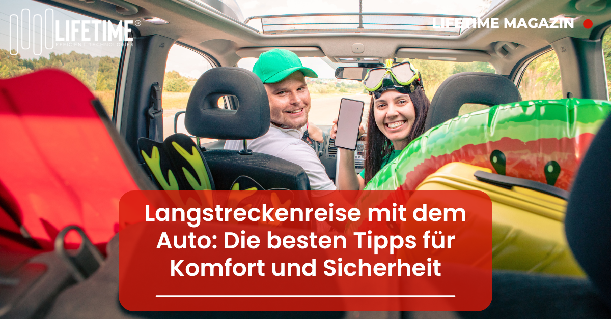glückliches Pärchen fährt mit vollgepacktem Auto in den Urlaub