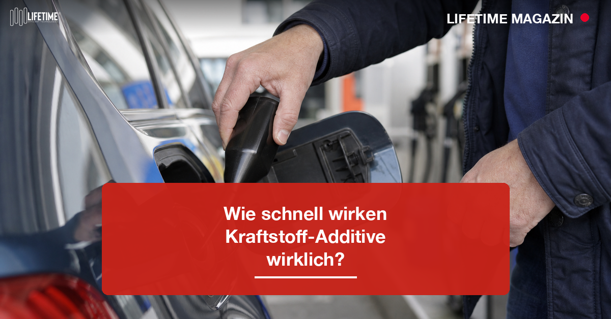 Fahrer gibt an einer Tankstelle ein Kraftstoff-Additiv aus einer Dosierflasche in den Tankstutzen seines Pkw – LIFETIME Magazin: Wie schnell wirken Kraftstoff-Additive wirklich?
