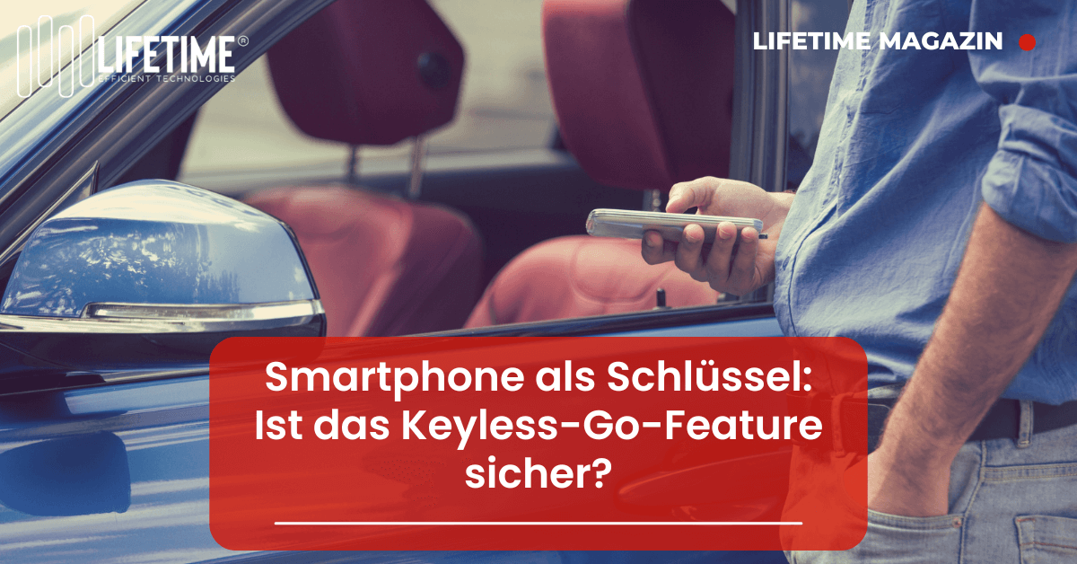 Mann hält Smartphone an Auto