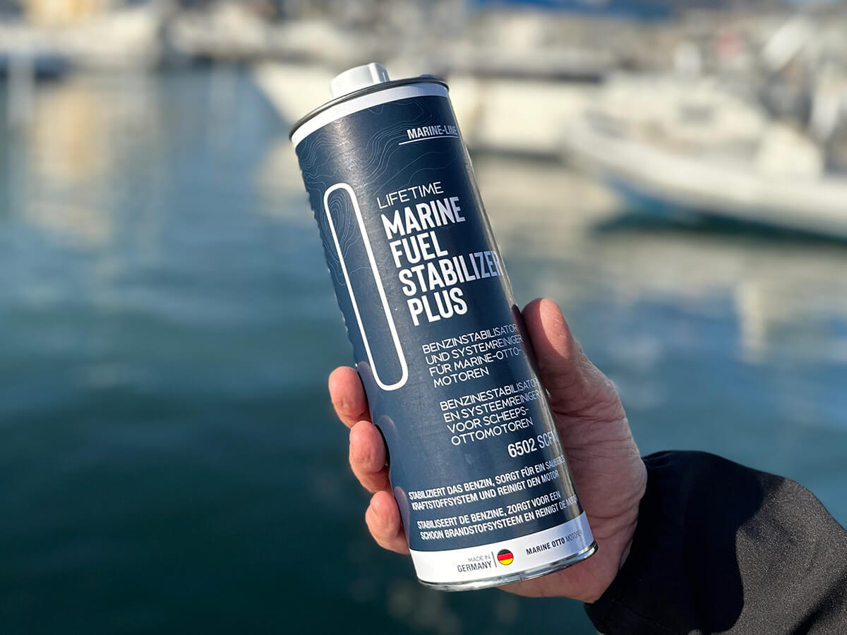 Eine Männerhand hält das Produkt Lifetime Marine Fuel Stabilizer Plus. Optimierte Bildgröße für Mobile-Ansicht.