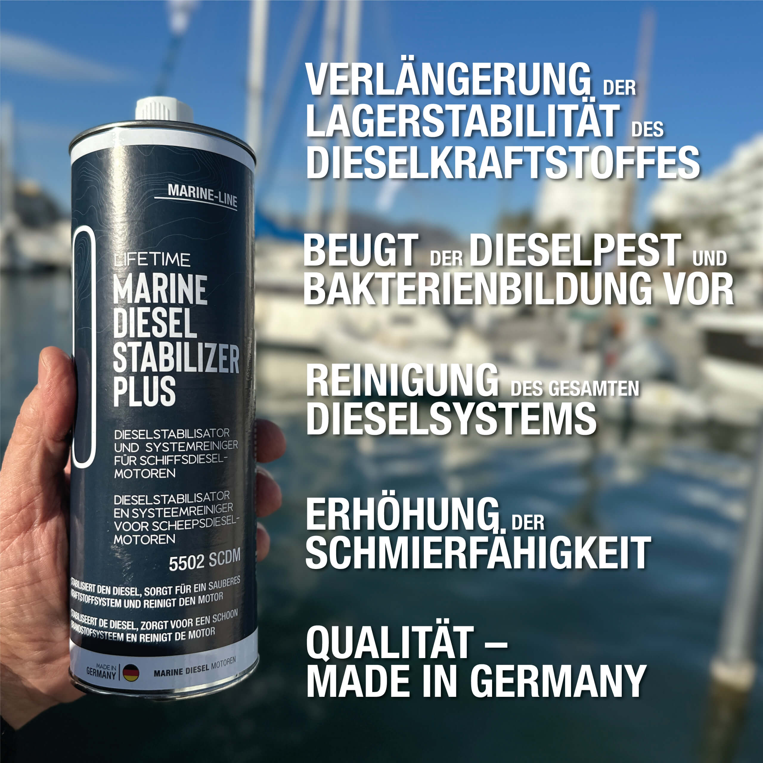 Eine Männerhand hält eine Dose Lifetime Marine Diesel Stabilizer Plus. Yachthafen im Hintergrund. Bild-Beschriftung mit fünf Produktvorteilen.