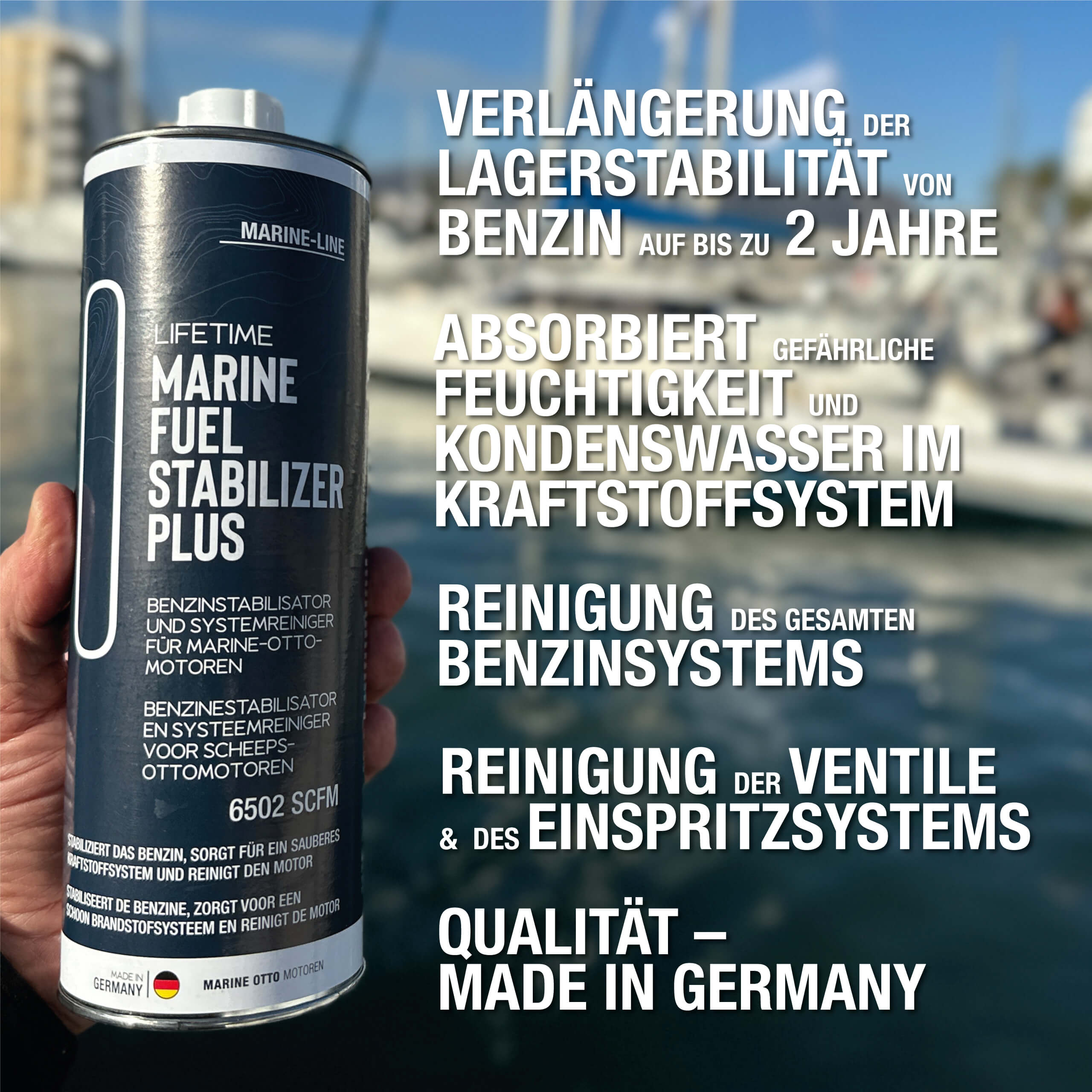 Eine Männerhand hält eine Dose Lifetime Marine Fuel Stabilizer Plus. Yachthafen im Hintergrund. Bild-Beschriftung mit fünf Produktvorteilen.