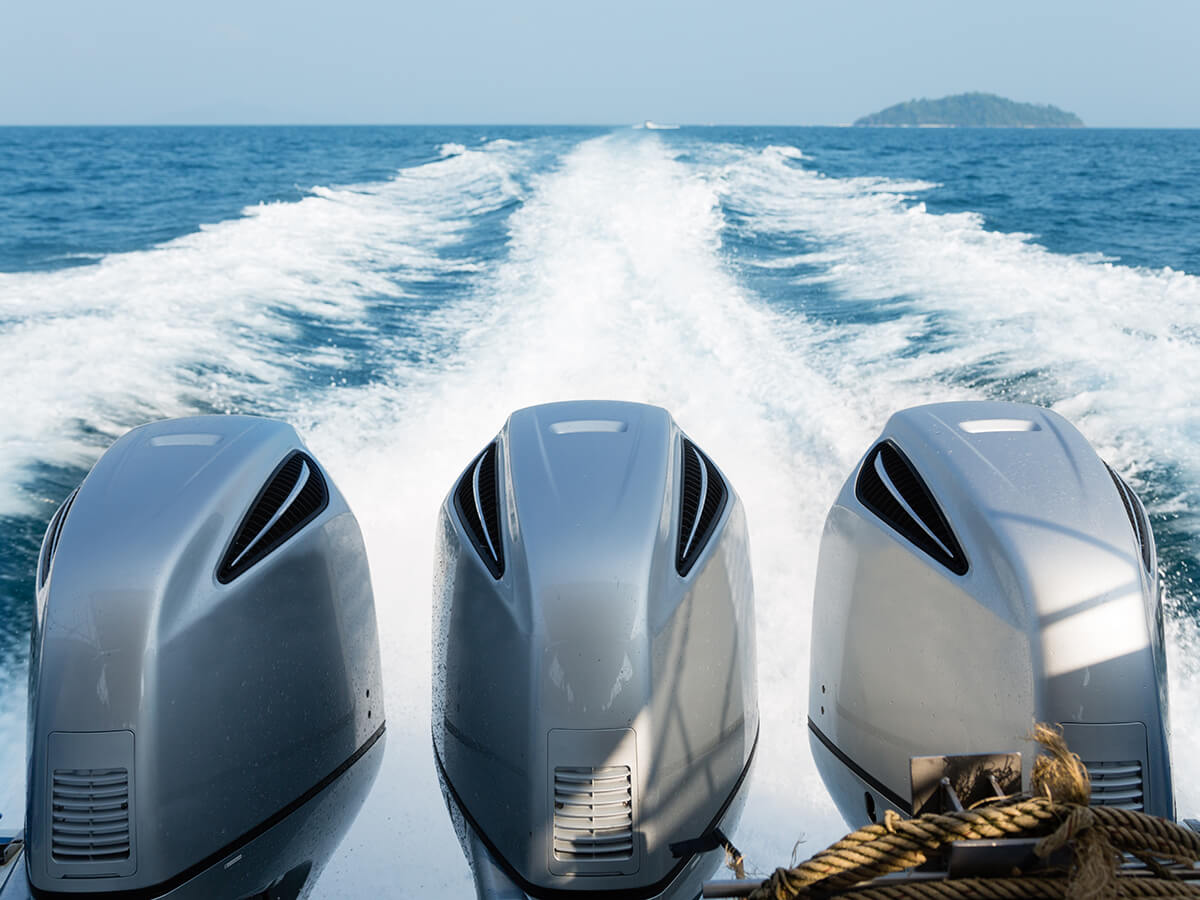 Ein Speed Boot mit Triple-Motor fährt auf dem See. Optimierte Größe für Mobile-Ansicht.