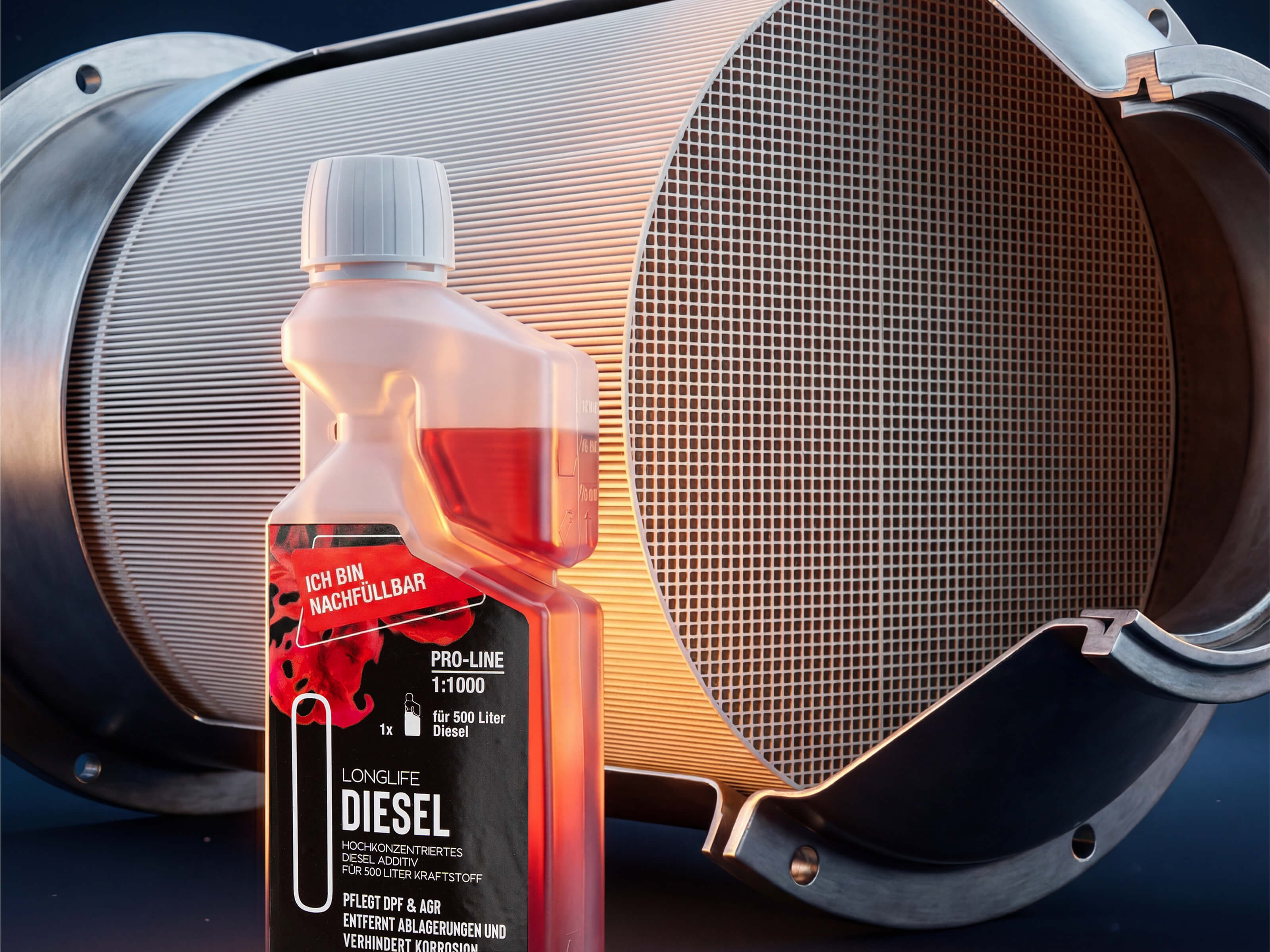 3D Illustration: Longlife DIESEL Pro-Line vor dem Querschnitt eines ausgebauten DPFs
