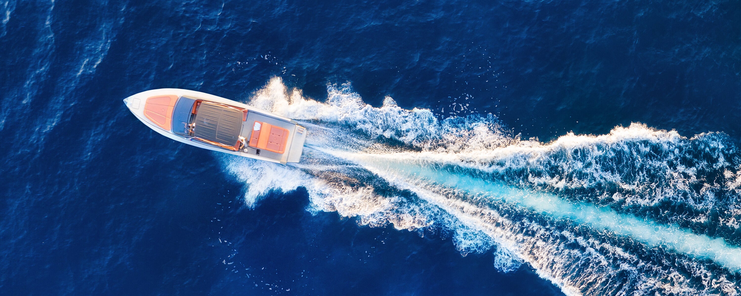 Motorboot auf See Drohnenaufnahme