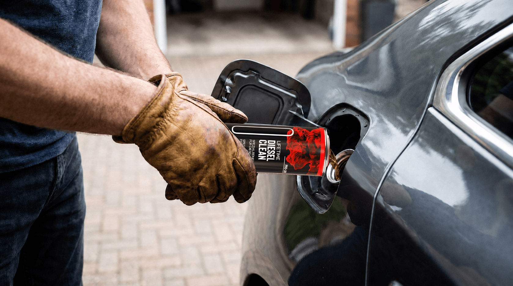 LIFETIME DIESEL CLEAN Pro-Line wird in den Dieseltank gefüllt